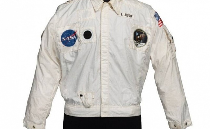 Ay'a ayak basan ikinci astronot Buzz Aldrin'in ceketi 2.8 milyon dolara satıldı.