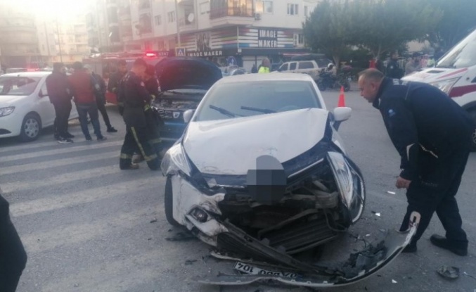 İki otomobil çarpıştı, araçta sıkışan sürücü itfaiye ekiplerince kurtarıldı!