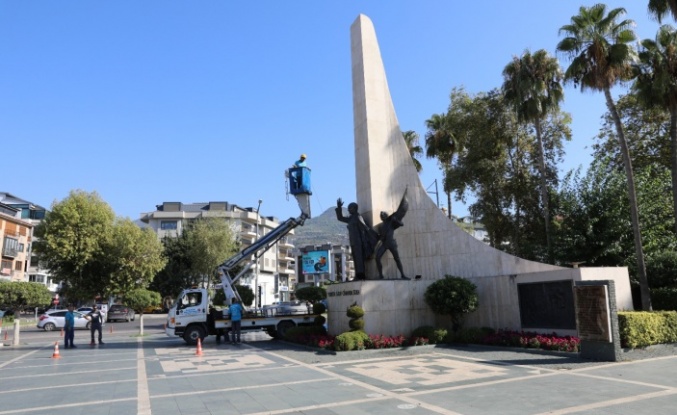 Başkan Yücel’in Talimatı İle Atatürk Anıtı Yenilendi