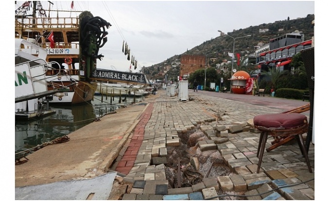 Alanya’da fırtına yol kapattı!