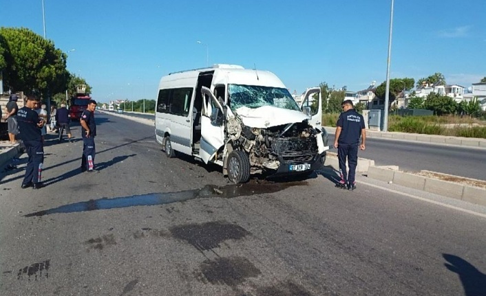 Tur minibüsü ile kamyonetin karıştığı kazada 2 kişi yaralandı!