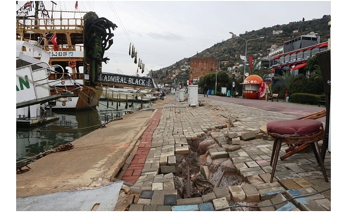 Alanya’da fırtına yol kapattı!